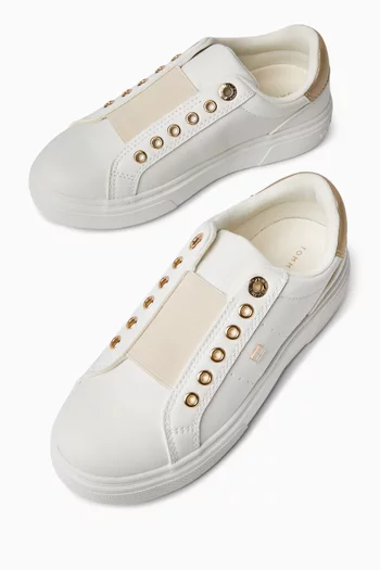 سنيكرز بتصميم مطاطي بشعار الماركة