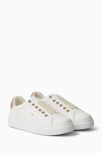 سنيكرز بتصميم مطاطي بشعار الماركة