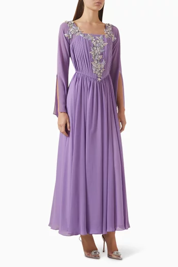 فستان طويل بتصميم مشد بطيّات