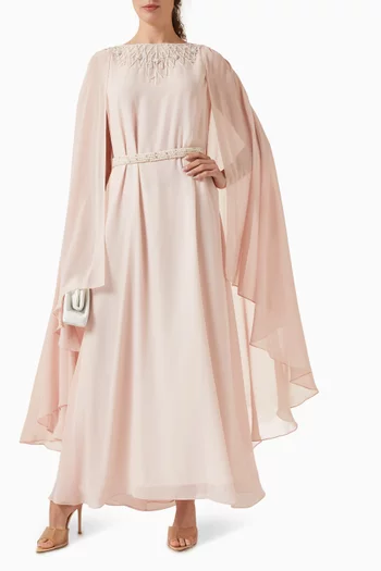 فستان طويل بفتحة رقبة على شكل قارب وتطريزات