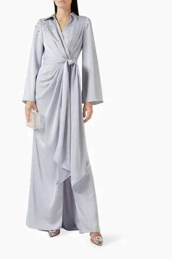 فستان طويل مزين بتطريزات