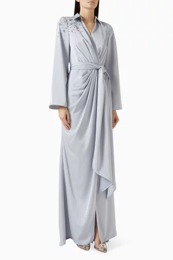 فستان طويل مزين بتطريزات