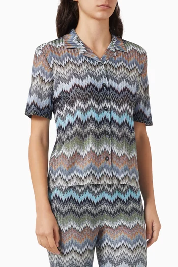 قميص بنقشة خطوط شيفرون متعرجة فيسكوز