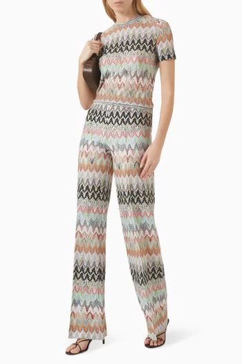 تي شيرت بفتحة رقبة مستديرة ونقشة خطوط متعرجة قماش لامع