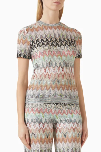 تي شيرت بفتحة رقبة مستديرة ونقشة خطوط متعرجة قماش لامع