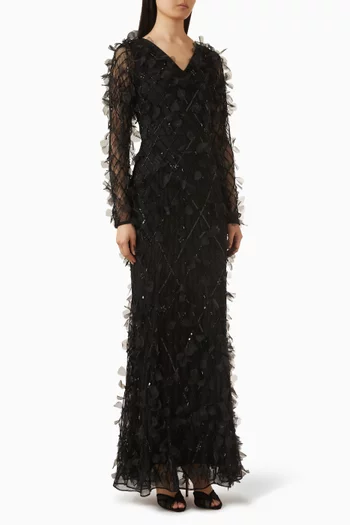 فستان سهرة مطرز ببتلات زهور