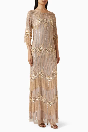 فستان سهرة مزين بتطريزات وشرّابات