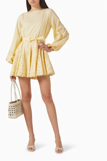 فستان بحزام وتطريزات إنجليزية