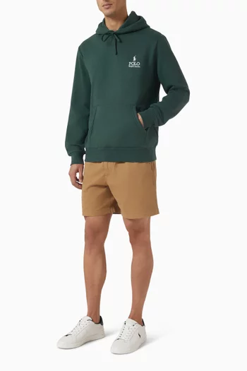 كنزة بغطاء رأس وشعار الماركة صوف بمزيج قطن