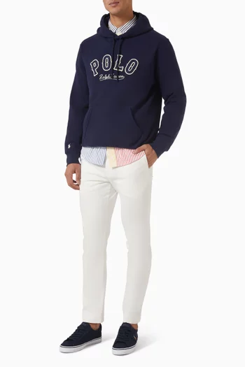 كنزة بغطاء رأس وشعار الماركة قطن