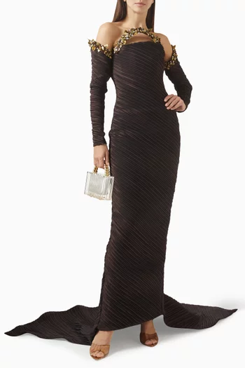 فستان سهرة بأكتاف مكشوفة وذيل مزين بتطريزات