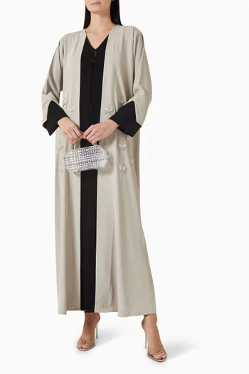 عباية مطرزة بزهور بنفس اللون من الخرز