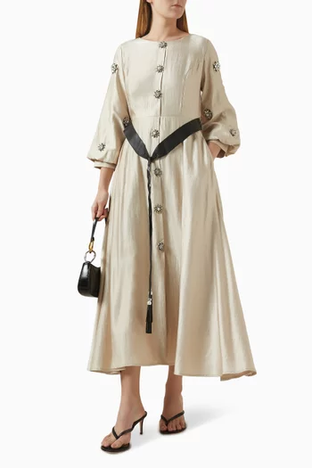 فستان طويل مزين بتطريزات