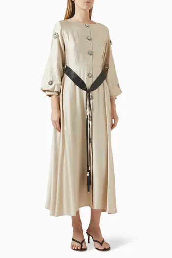 فستان طويل مزين بتطريزات