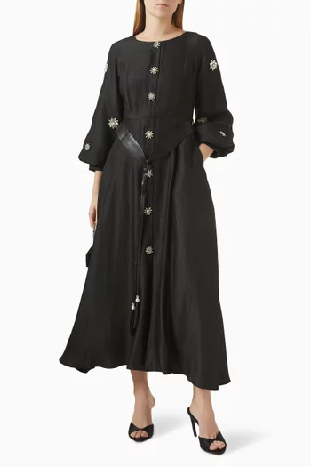 فستان طويل مزين بتطريزات