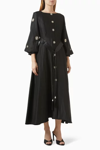 فستان طويل مزين بتطريزات