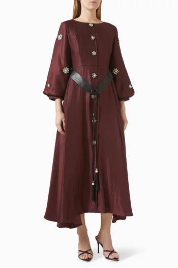 فستان طويل مزين بتطريزات