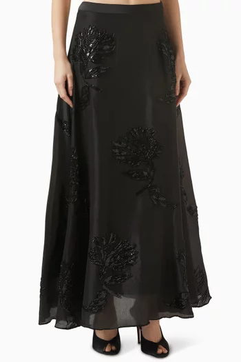 تنورة طويلة مزينة بتطريزات بأحجار الراين