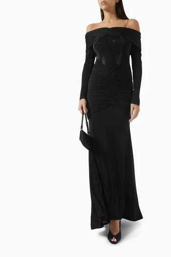 فستان طويل بأكتاف مكشوفة