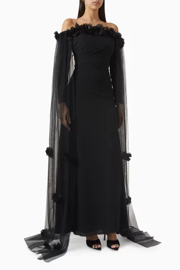 فستان طويل بأكتاف مكشوفة