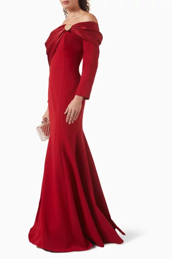 فستان طويل بأكتاف مكشوفة