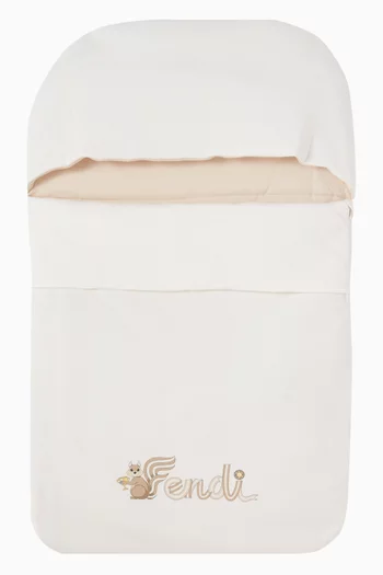 كيس نوم بطبعة سنجاب وشعار الماركة