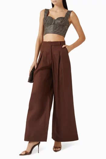 بلوزة قصيرة ومنسوجة من قماش يشبه الخوص