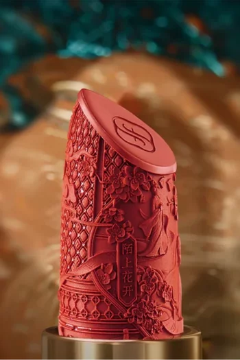 أحمر شفاه بلومينج روج درجة M521 ياس اي دو في عبوة بتصميم قفل الحب