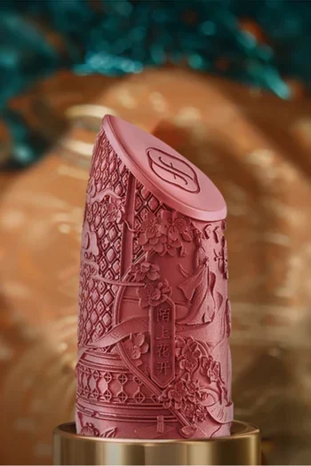 أحمر شفاه بلومينج روج درجة M1666 بيد أوف روزيس في عبوة بتصميم قفل الحب