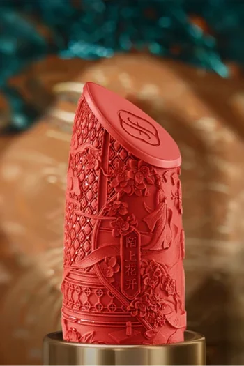 أحمر شفاه بلومينج روج درجة M555 ميموريز ان روج في عبوة بتصميم قفل الحب