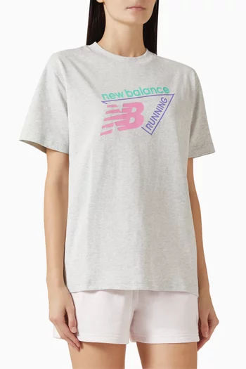 تي شيرت بقصة فضفاضة وشعار الماركة بلون فاقع