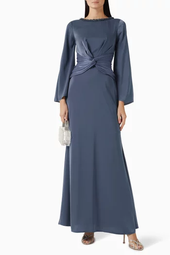 فستان طويل مزين بتطريزات