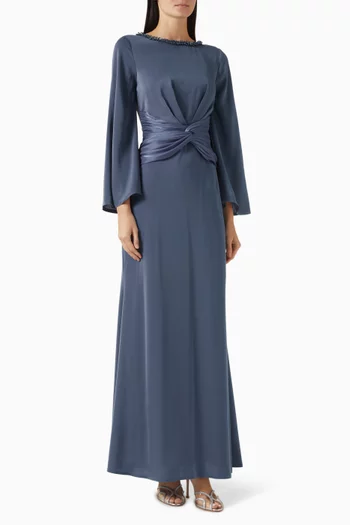 فستان طويل مزين بتطريزات