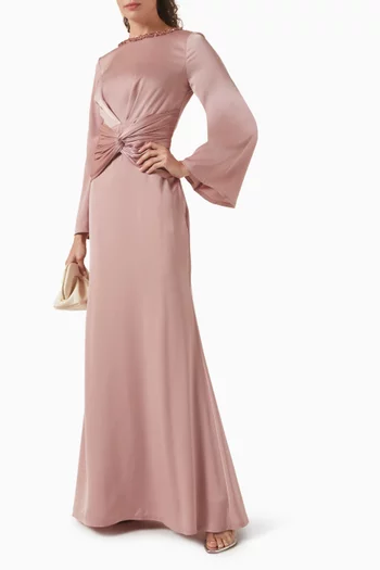 فستان طويل مزين بتطريزات