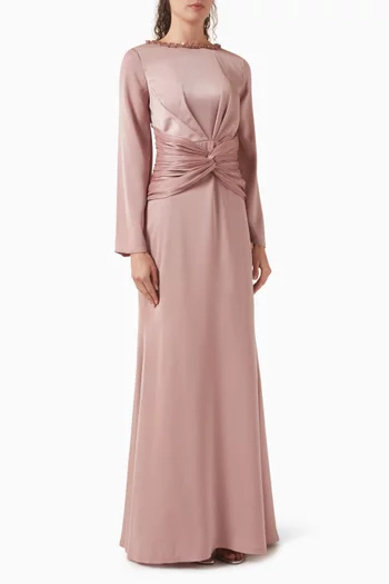 فستان طويل مزين بتطريزات