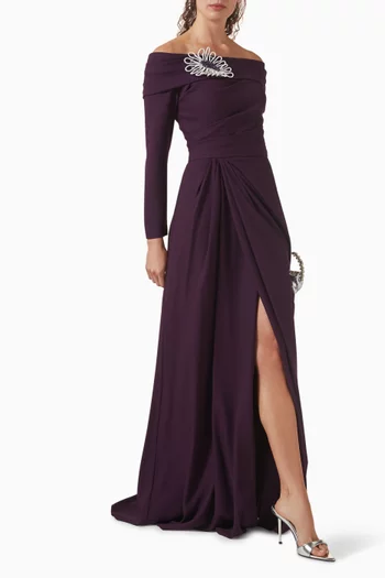 فستان سهرة بأكتاف مكشوفة مزين بتطريزات