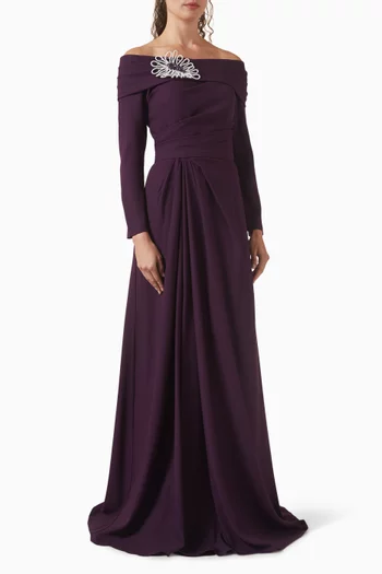 فستان سهرة بأكتاف مكشوفة مزين بتطريزات