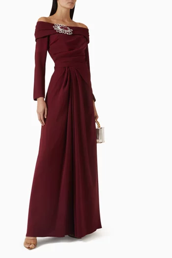 فستان سهرة بأكتاف مكشوفة مزين بتطريزات