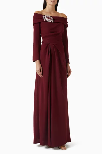 فستان سهرة بأكتاف مكشوفة مزين بتطريزات