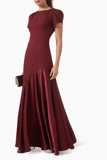 فستان مزين بورود بارزة