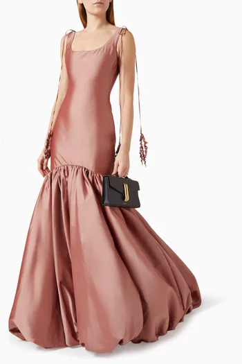 فستان طويل بحافة واسعة وفتحة رقبة عميقة