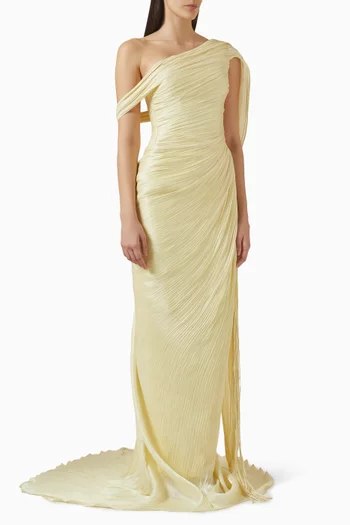 فستان طويل بأكتاف مكشوفة