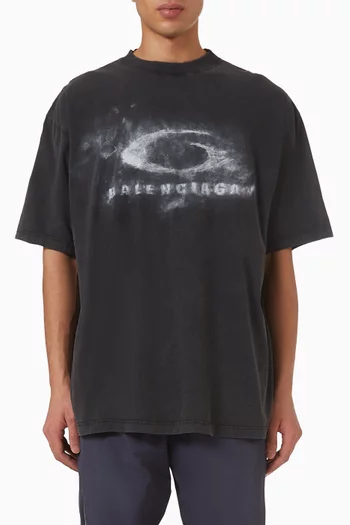 تي شيرت بقصة فضفاضة قليلاً وشعار الماركة بخطوط أقلام تلوين باهتة قطن