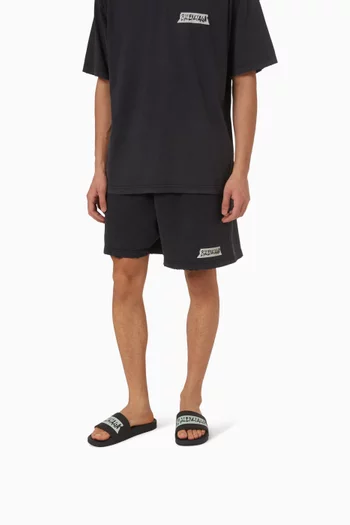 حذاء مفتوح لحمام السباحة بشعار الماركة بتصميم أشرطة مطاط