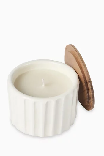 شمعة صغيرة بغطاء من خشب الجوز