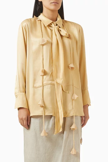 قميص برباط بعقدة وشرّابات