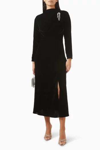 فستان متوسط الطول مزين بتطريزات مخمل