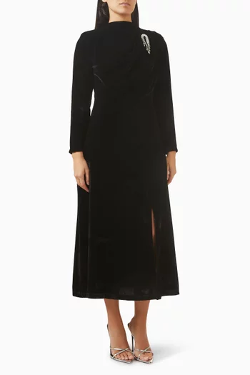 فستان متوسط الطول مزين بتطريزات مخمل