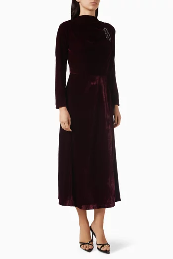 فستان متوسط الطول مزين بتطريزات مخمل