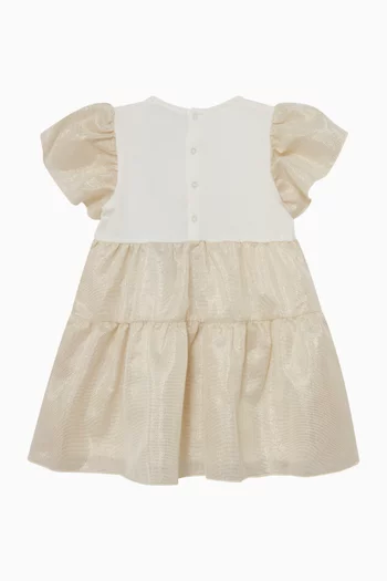 فستان بشعار الماركة